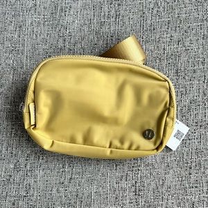 *SOLD* NWT Everywhere Belt Bag - Golden Sand